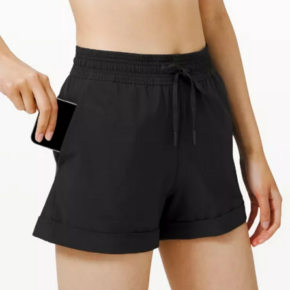 Lululemon Break Away MR Short 3- NWT!!